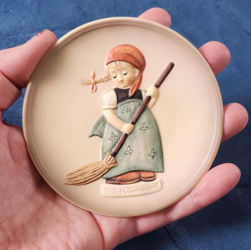MJ Hummel Goebel Ceramic Collectible Plate "Little Homemakers" - 4 inches